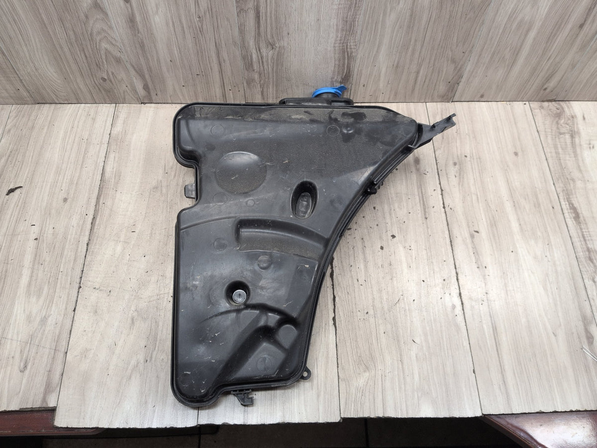OEM BMW G12 G30 540 M550 750 M760 Windshield Wiper Washer Reservoir Tank Pump