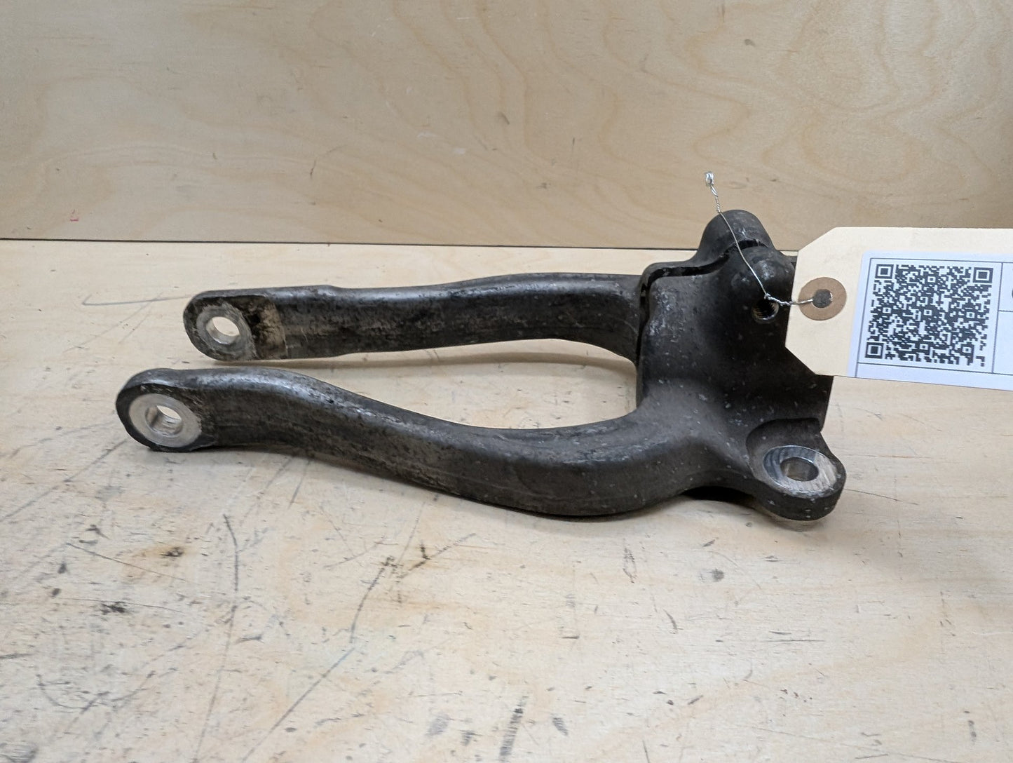 2016-2022 BMW 750i G12 Front Right Passenger Spring Strut Shock Absorber Bracket 6861200