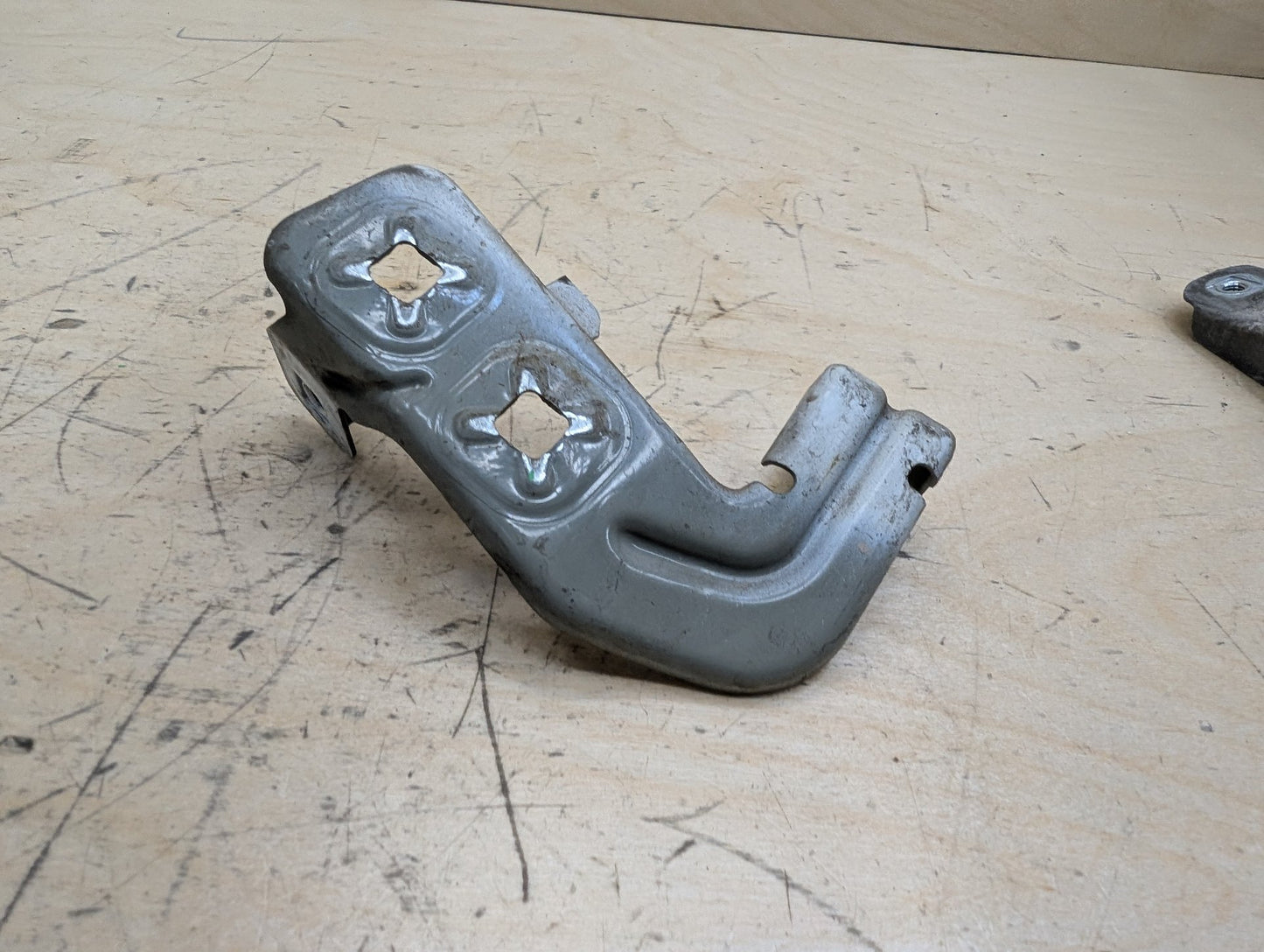 15-20 OEM BMW F80 F82 F83 M3 M4 Left Driver Fender Bracket Mount Carrier SET