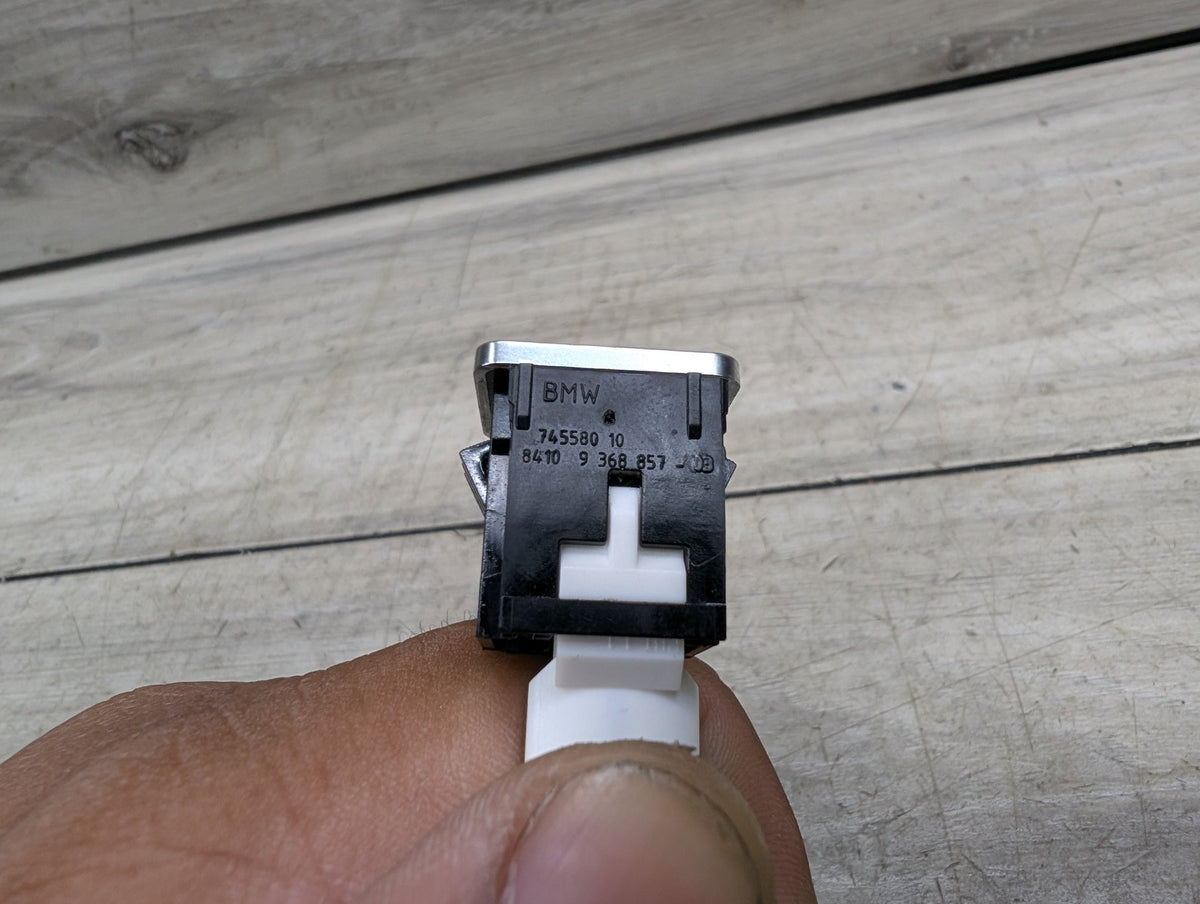 2016-2022 BMW 750Li G12 AUX/ USB Charger Port Socket 9368857 OEM
