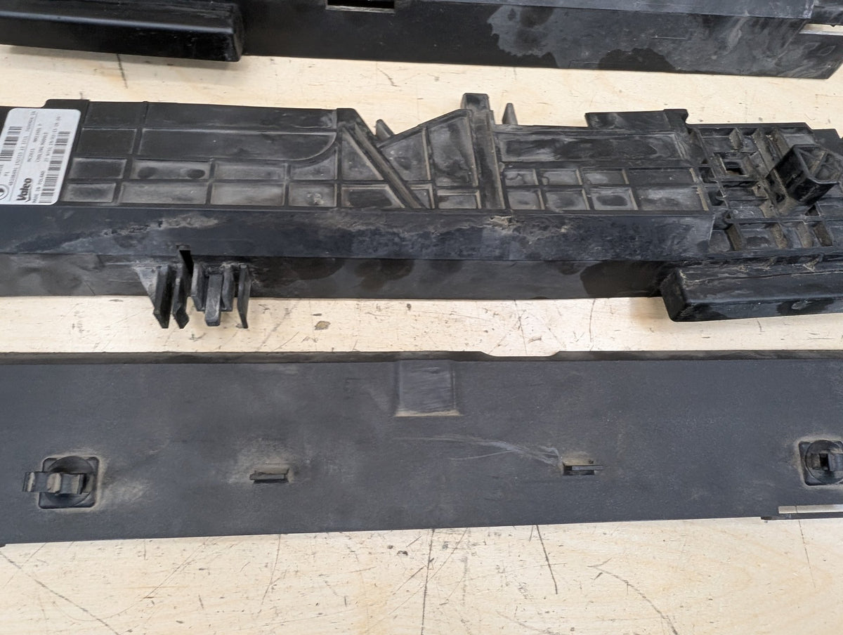 2012-2018 BMW 320i F30 Cooling Radiator Brackets SET 7600904 OEM