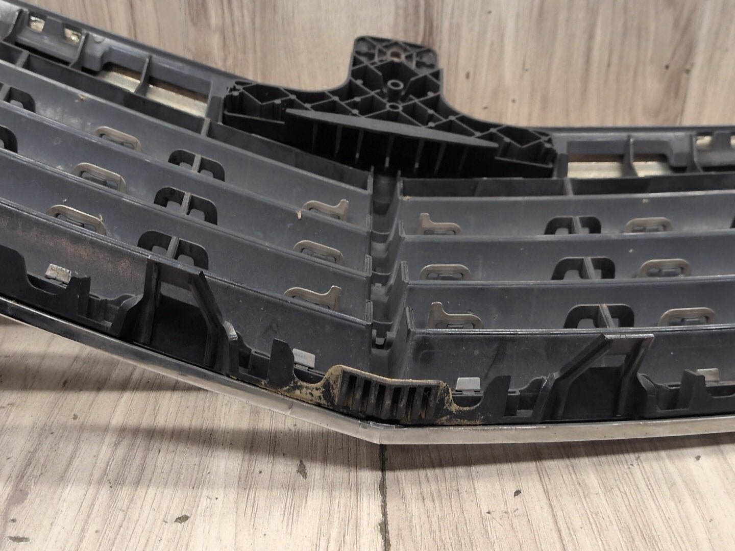 2009-2012 Mercedes-Benz E550 W212 Front Middle Center Bumper Cover Grille A2128800583 OEM