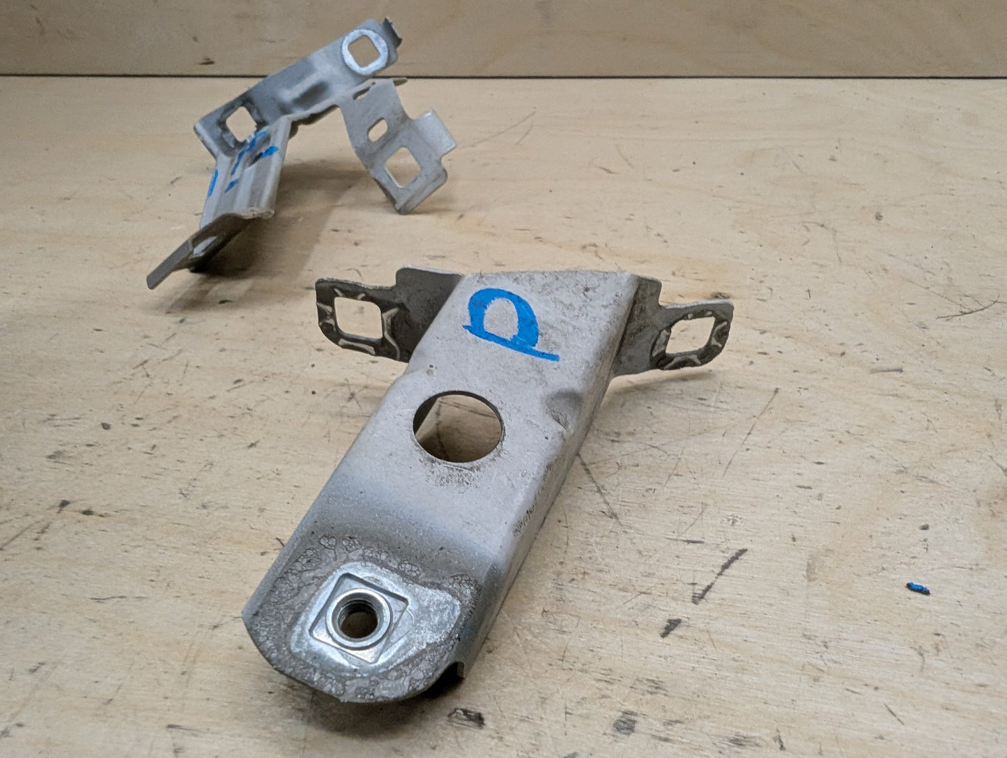 15-20 OEM BMW F80 F82 F83 M3 M4 Left Driver Fender Bracket Mount Carrier SET