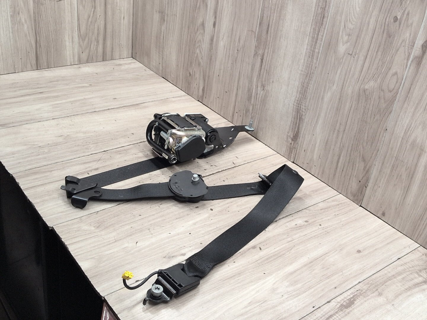 2009-2012 Mercedes-Benz E550 W212 Front Right Passenger Seatbelt Seat Belt Retractor A2128608885 OEM