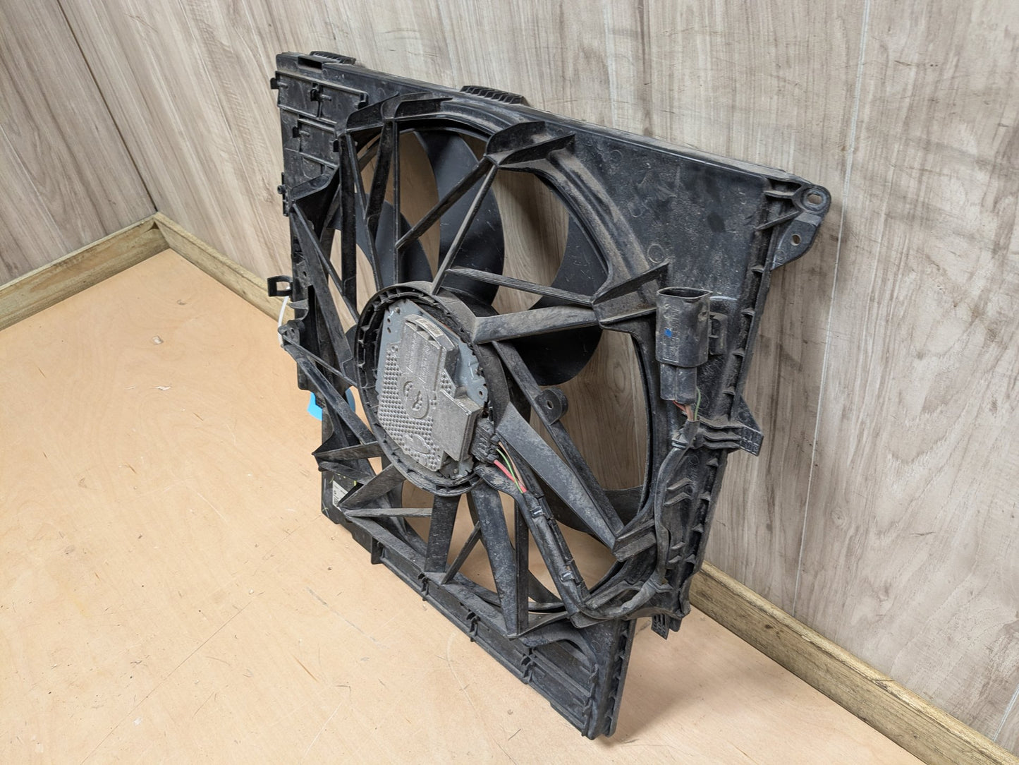 2015 BMW X3 F25 Radiator Fan Shroud Housing w/ Motor 7601176 N20B20O0