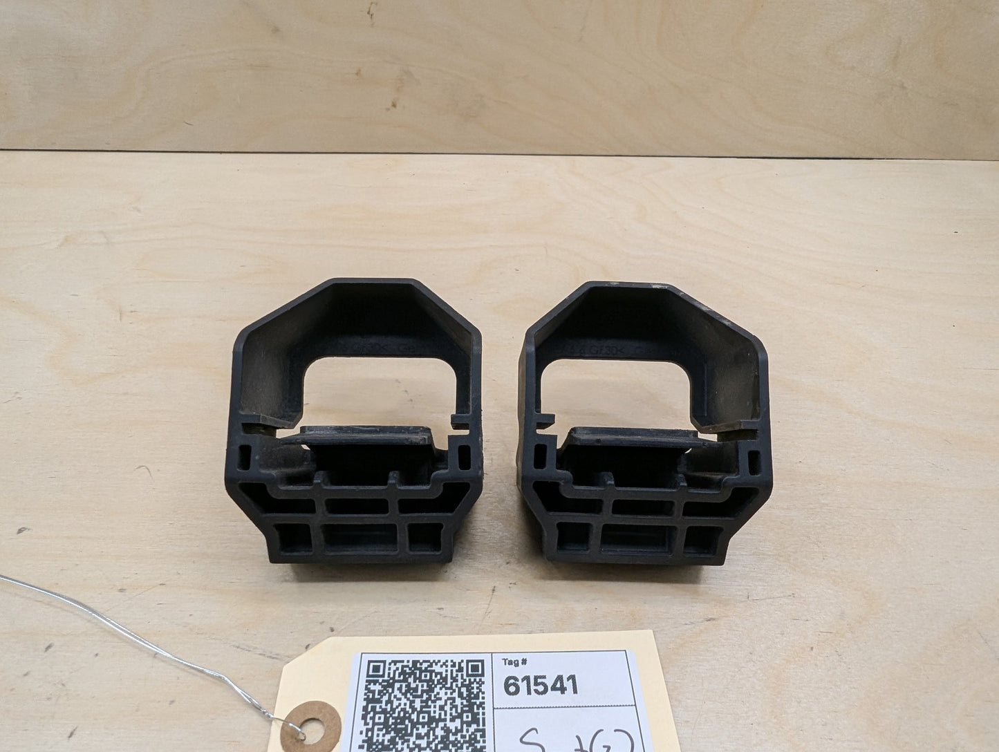 2007-2013 BMW 328i E93 Radiator Lower Mounting Brackets SET 7807184