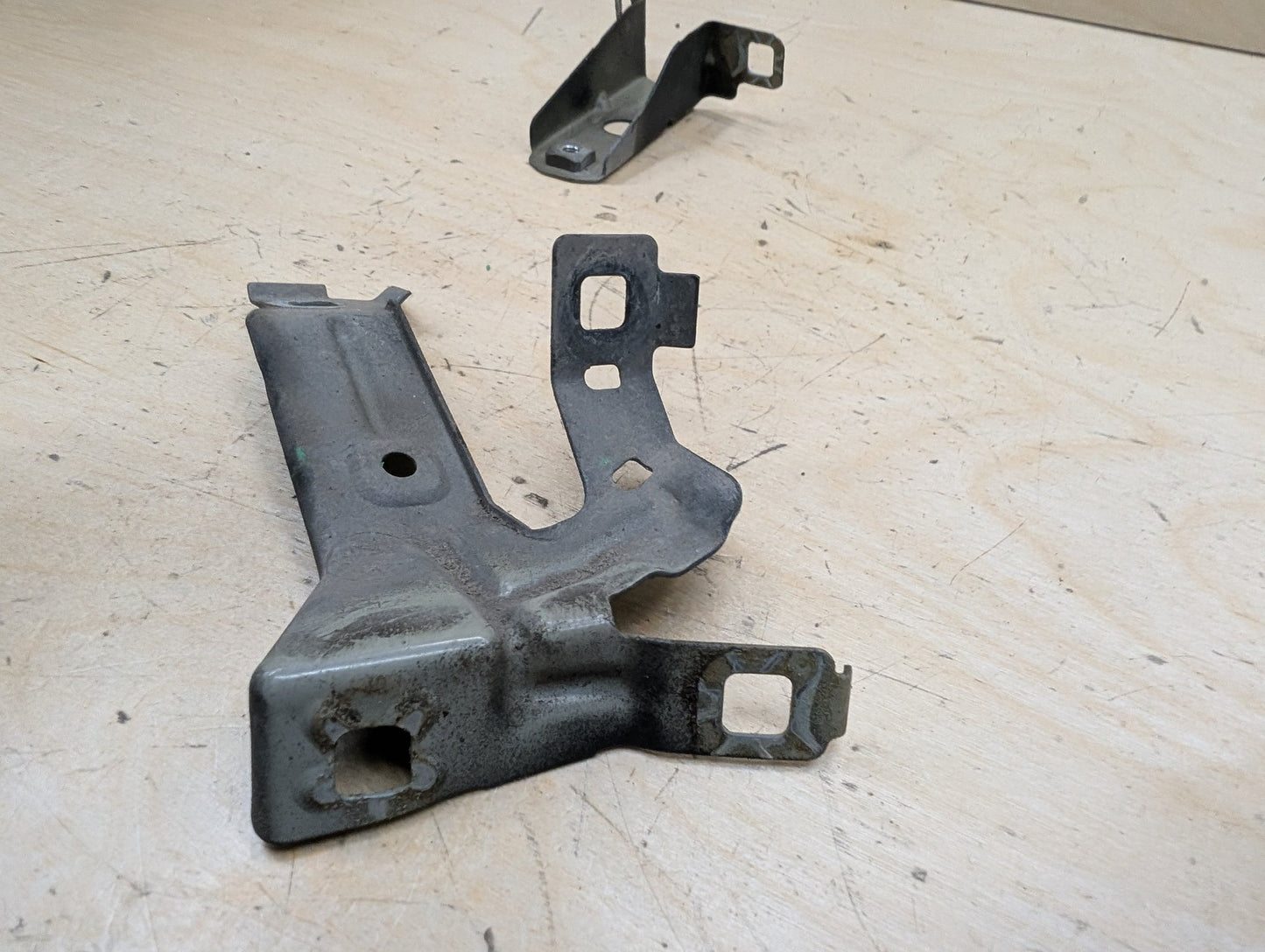 15-20 OEM BMW F80 F82 F83 M3 M4 Left Driver Fender Bracket Mount Carrier SET