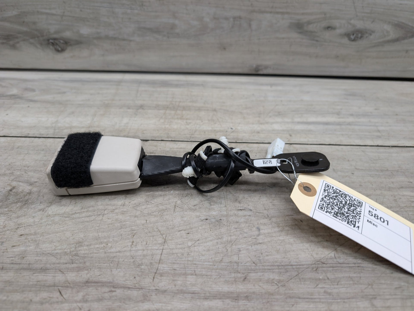 OEM BMW G11 G12 G30 G32 Front Right or Left Seatbelt Seat Belt Buckle BEIGE