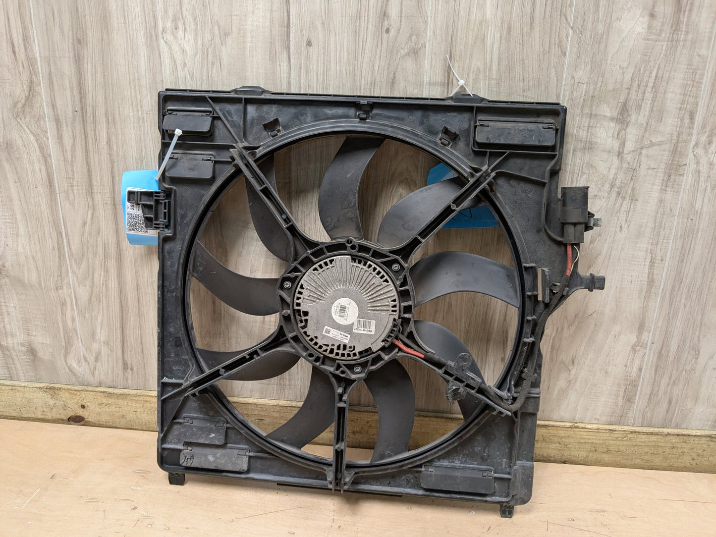 2014 - 2016 BMW X6 F86 Radiator Fan Shroud Housing w/ Motor 7634472 S63B44T2
