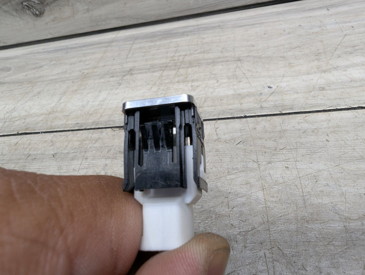 2016-2022 BMW 750Li G12 AUX/ USB Charger Port Socket 9368857 OEM