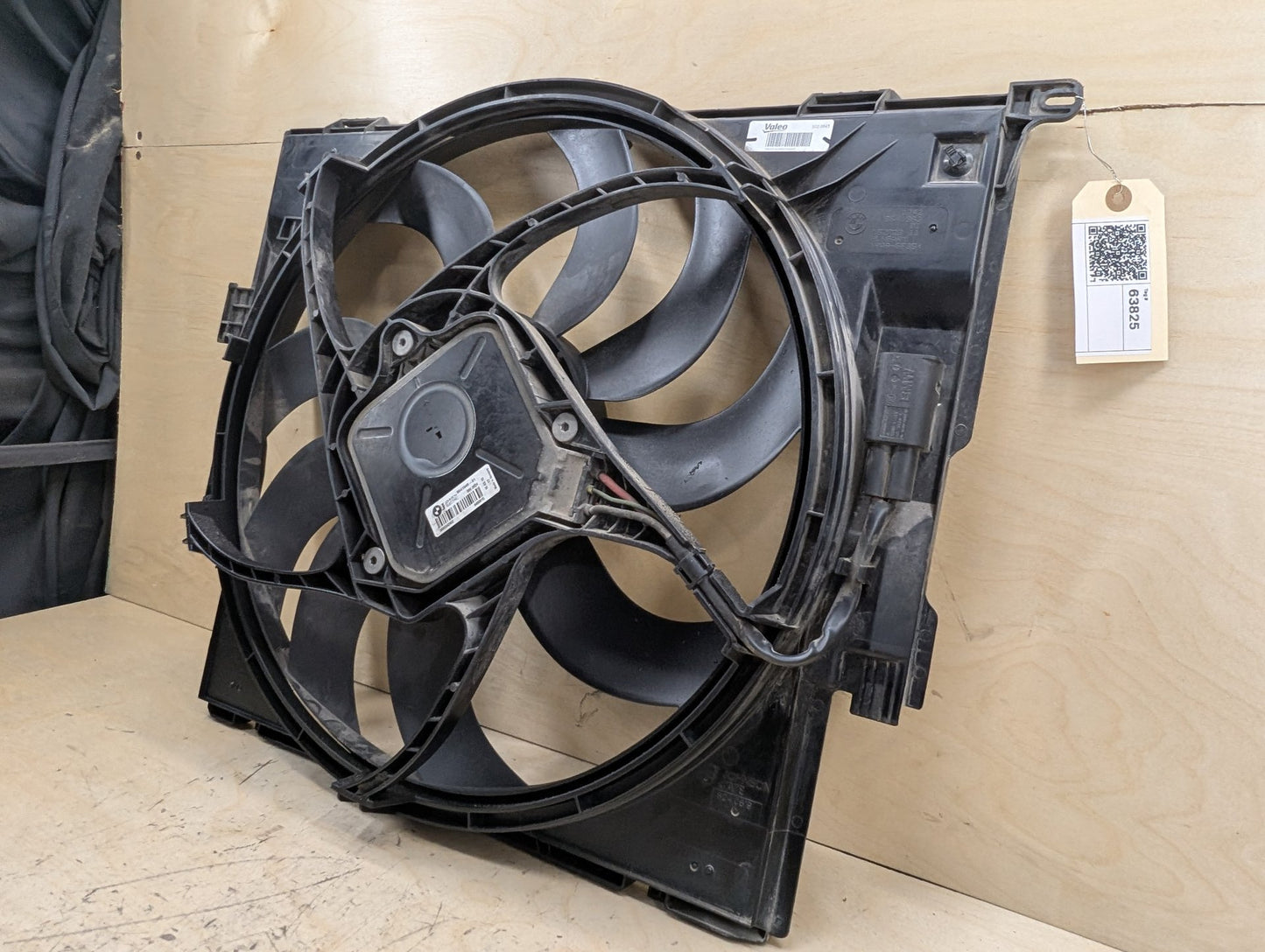2012-2018 BMW 320i F30 Radiator Fan Shroud Housing w/ Motor 8641963