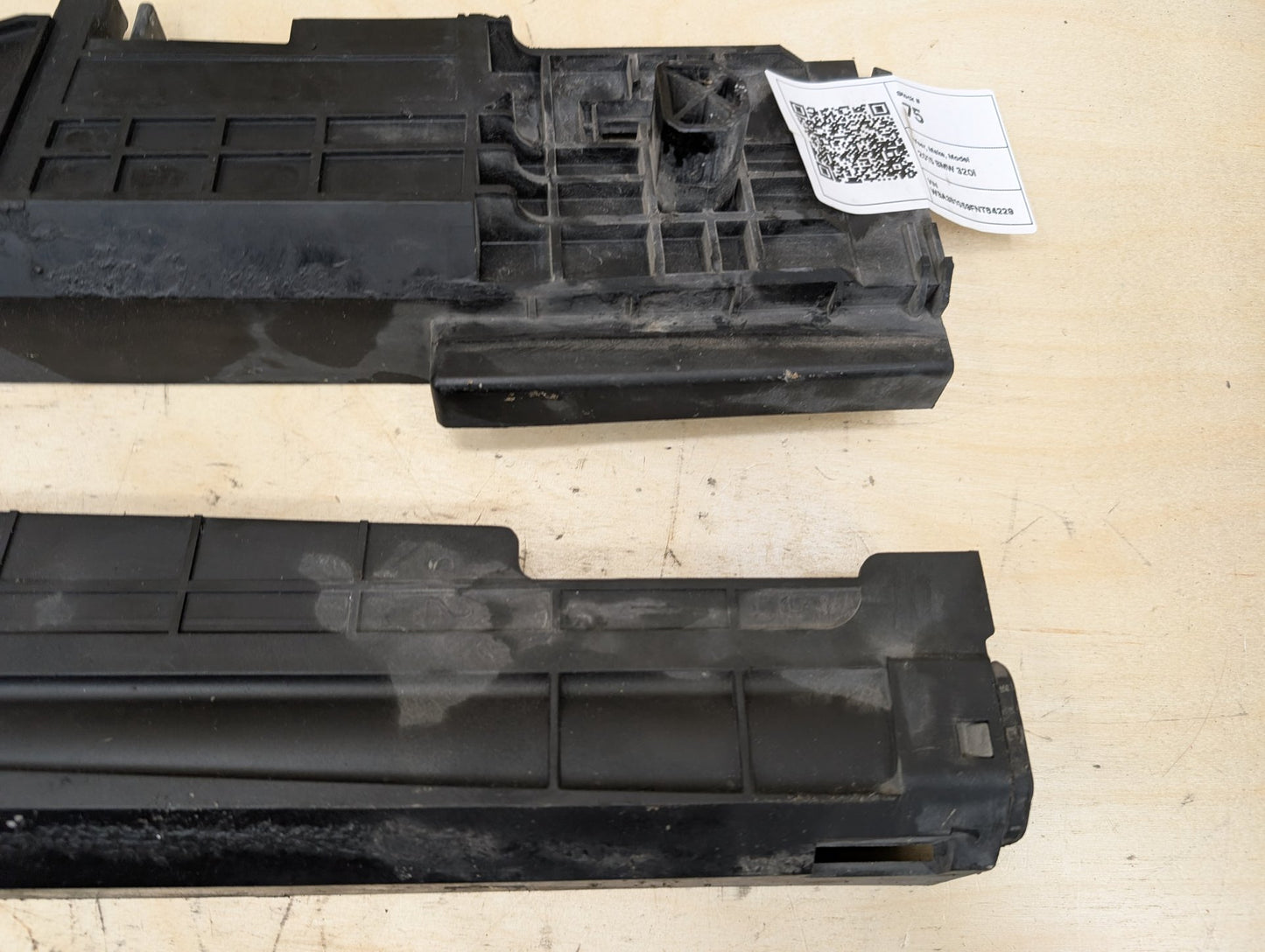 2012-2018 BMW 320i F30 Cooling Radiator Brackets SET 7600537