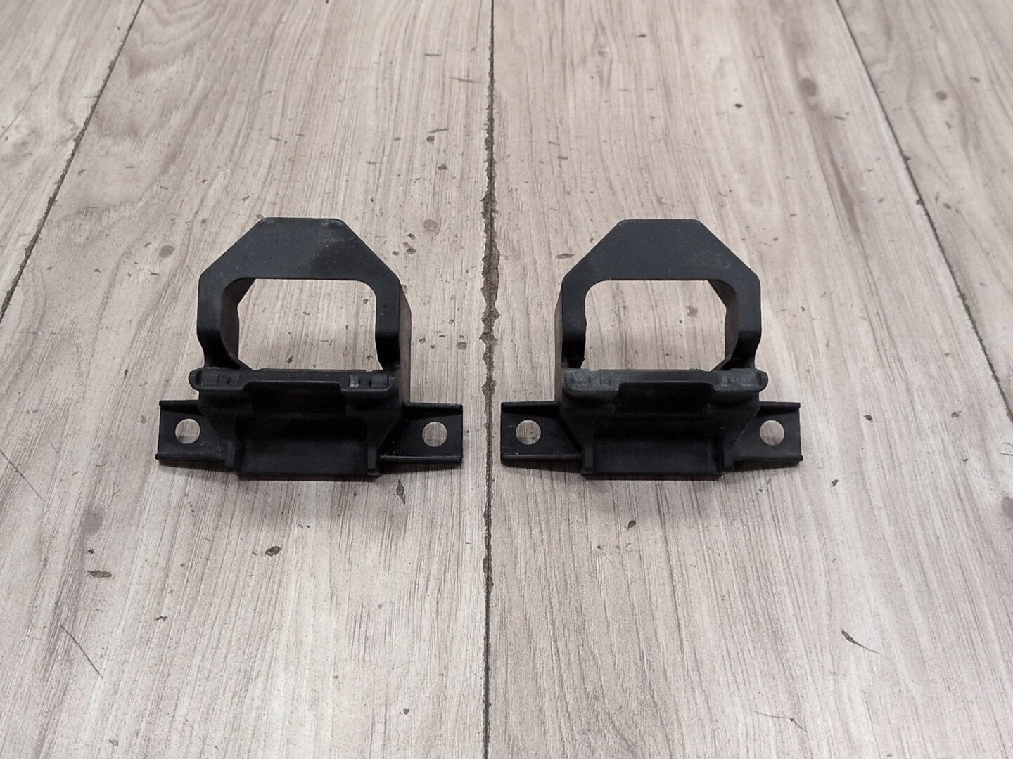 2011 BMW 328i E90 Radiator Lower Mounting Brackets SET 7591647