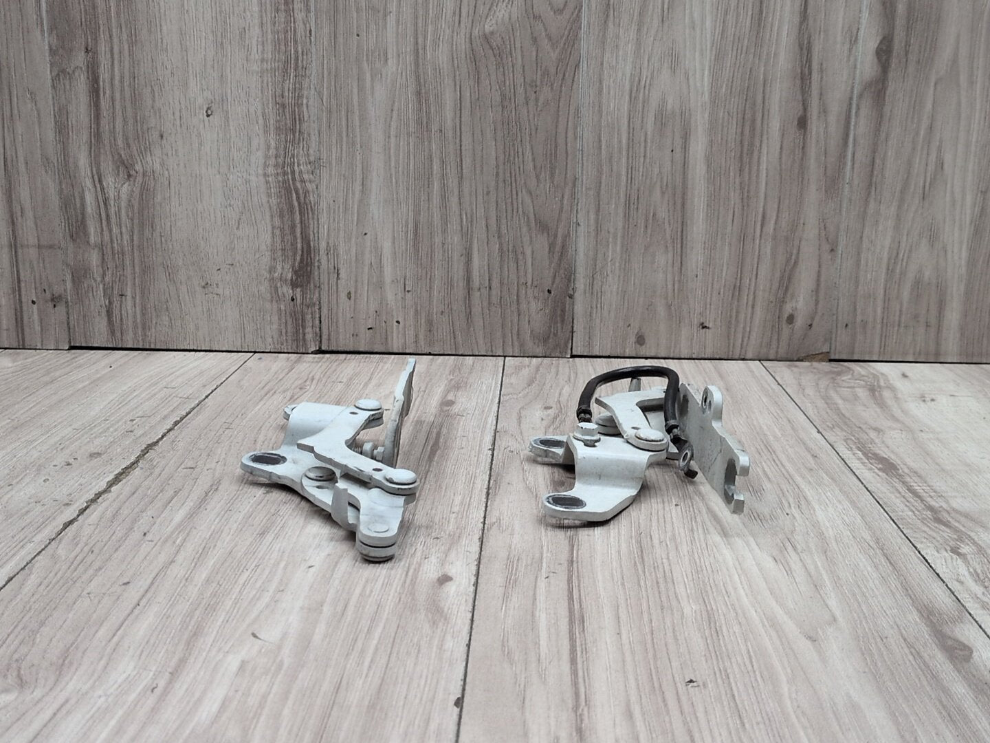 2011 BMW 328i E90 Hood Bonnet Hinges SET 7210677