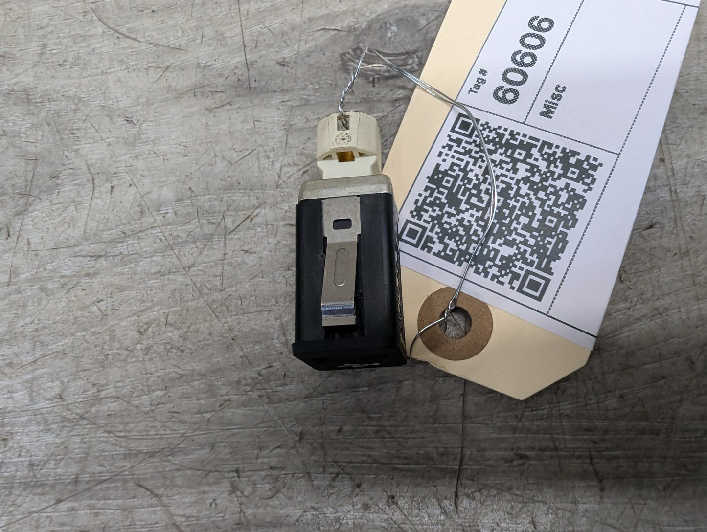 2011-2016 BMW 535i F10 AUX/ USB Charger Port Socket 9167196