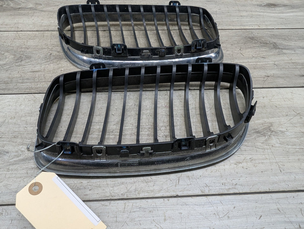 2006-2011 BMW 328i E90 Front Left Right Upper Bumper Cover Kidney Grilles SET 7201967