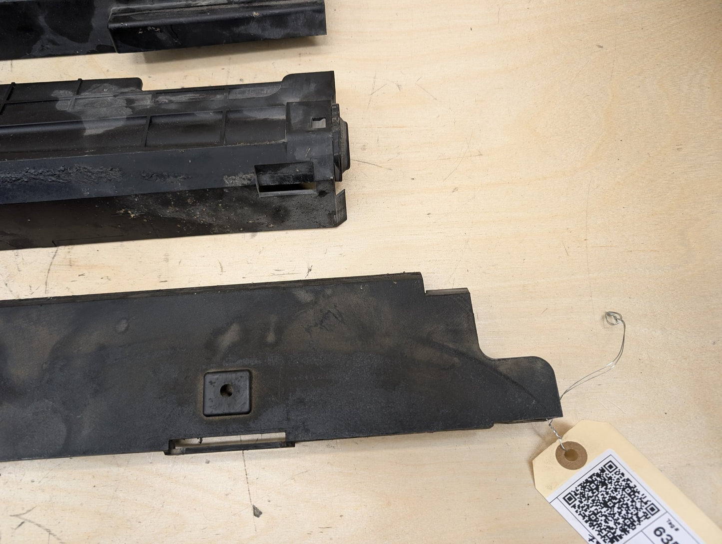 2012-2018 BMW 320i F30 Cooling Radiator Brackets SET 7600537