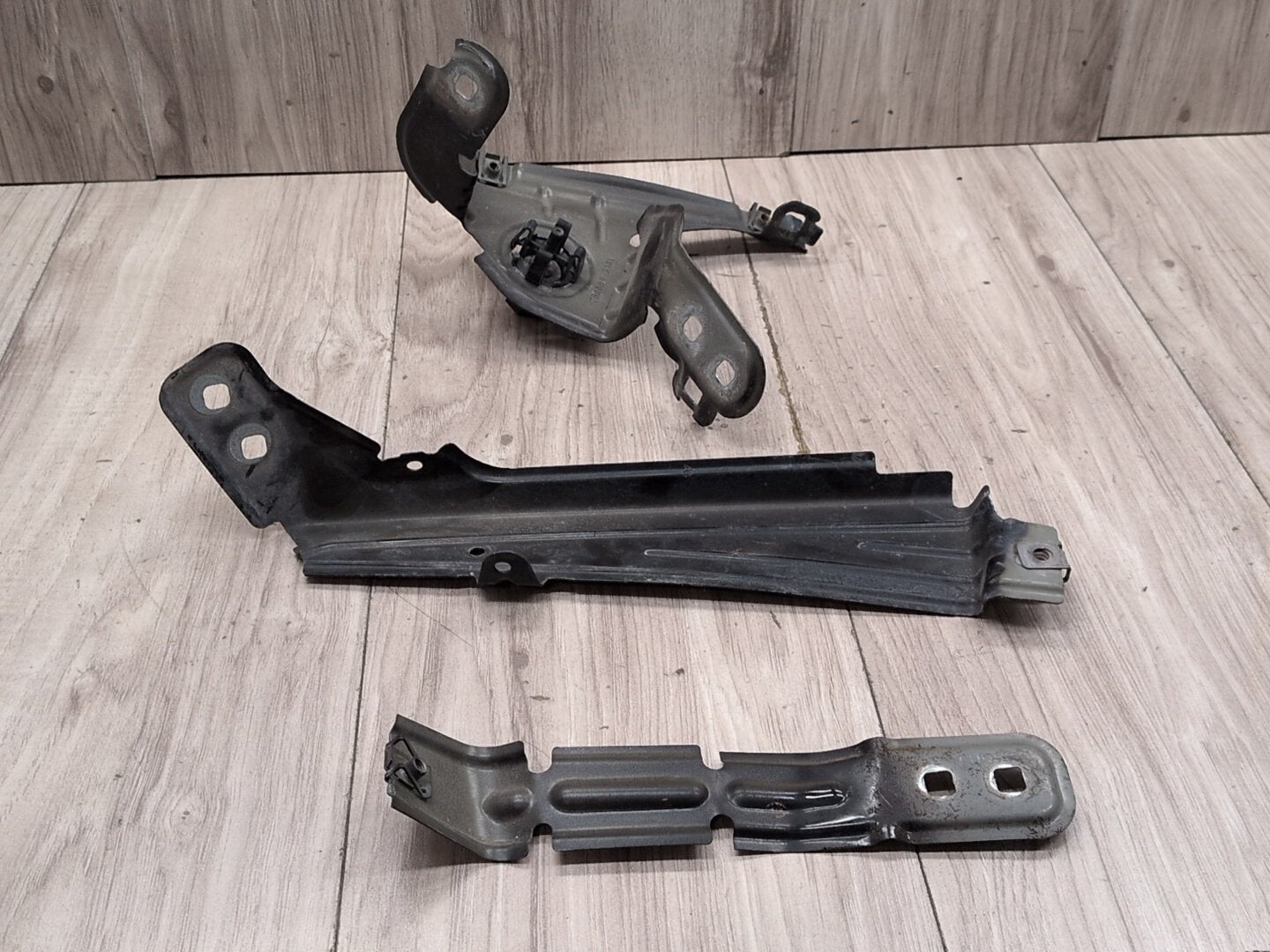 2011 - 2017 BMW X3 F25 Front Right Passenger Fender Brackets SET 7267336 N20B20O0