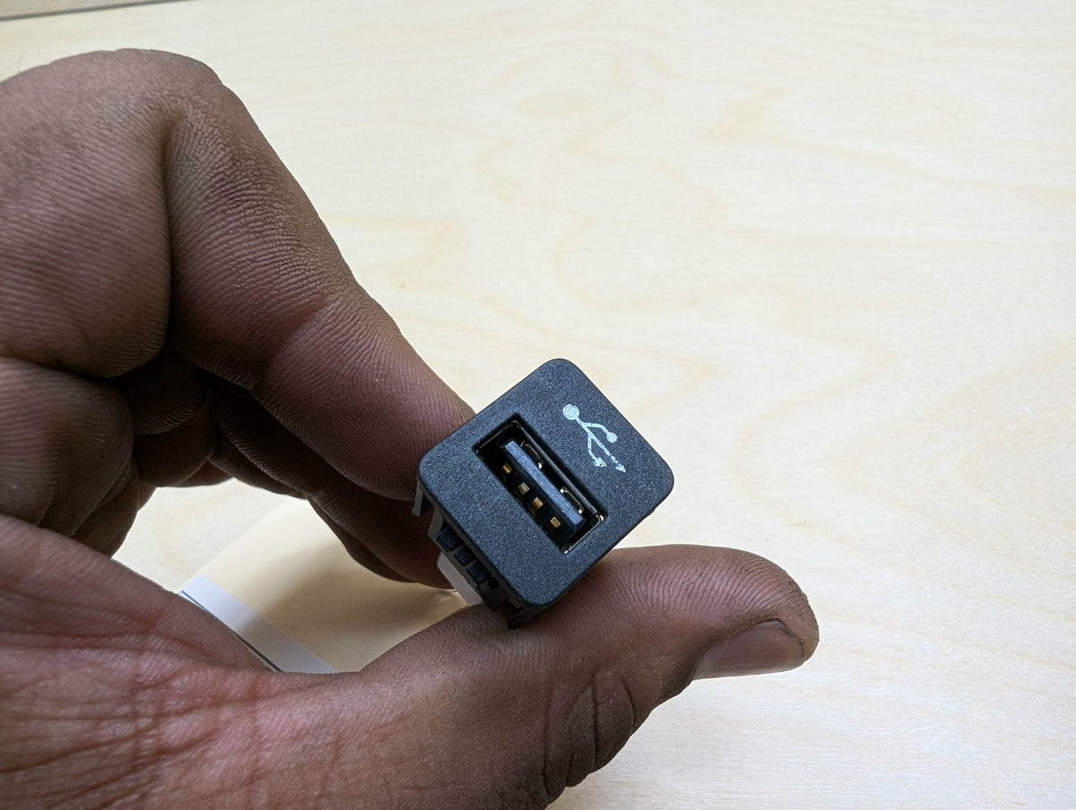 2018-2024 BMW X3 G01 AUX/ USB Charger Port Socket 9229294 OEM