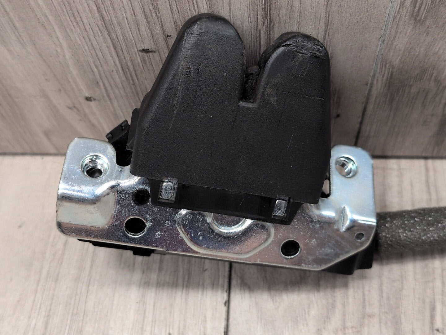 2009-2012 Mercedes-Benz E550 W212 Liftgate Trunk Lid Liftgate Lock Latch Actuator A2047500185 OEM