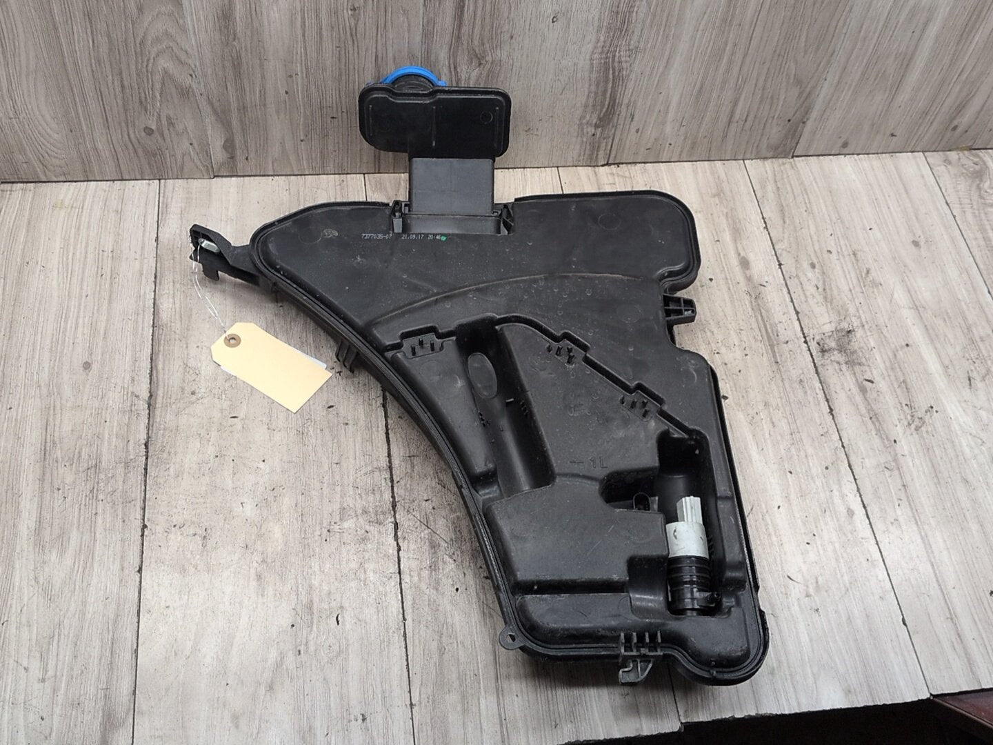 OEM BMW G12 G30 540 M550 750 M760 Windshield Wiper Washer Reservoir Tank Pump