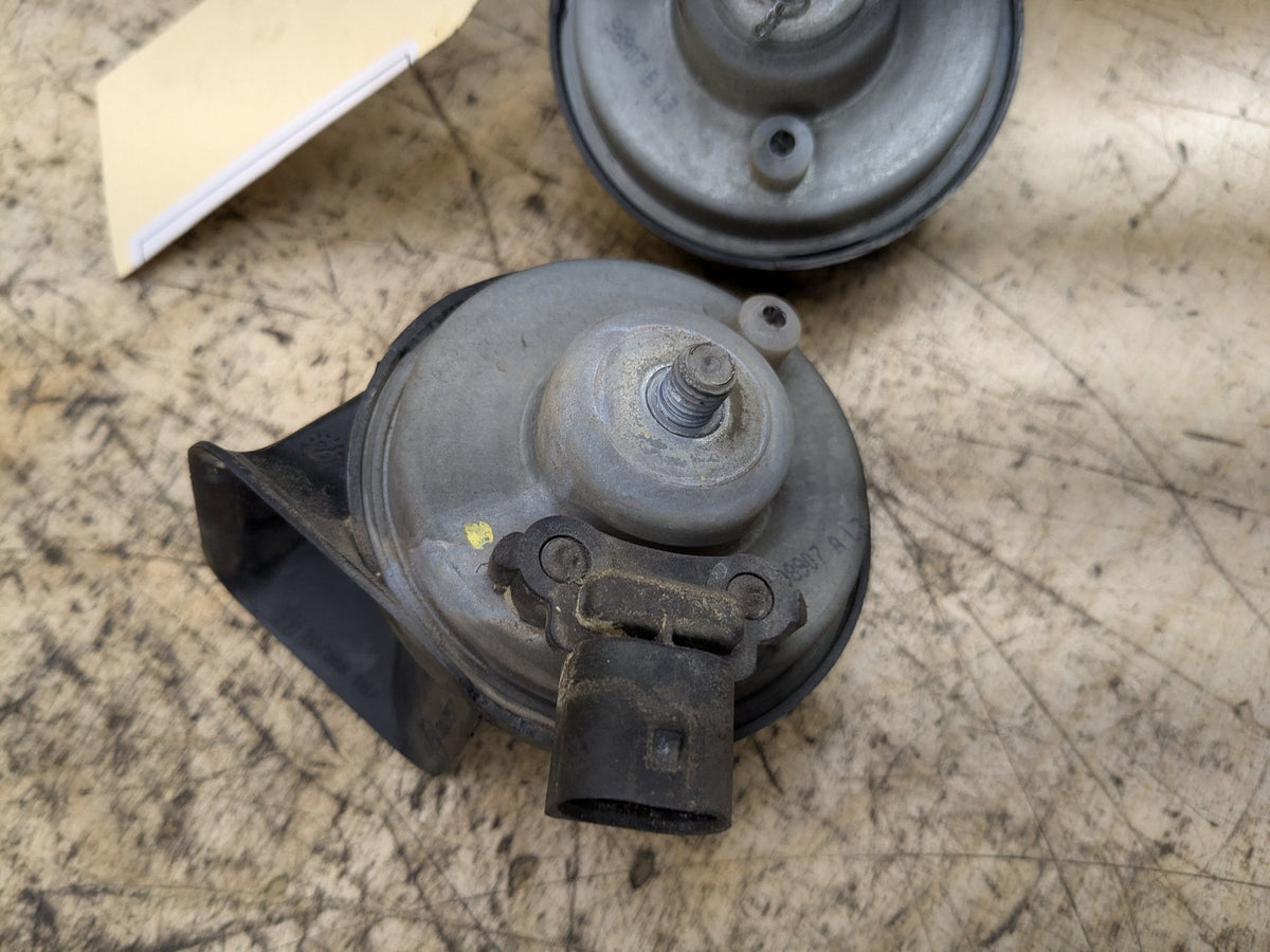 2008-2013 BMW 135i E88 Alarm Horns SET 7192551 OEM