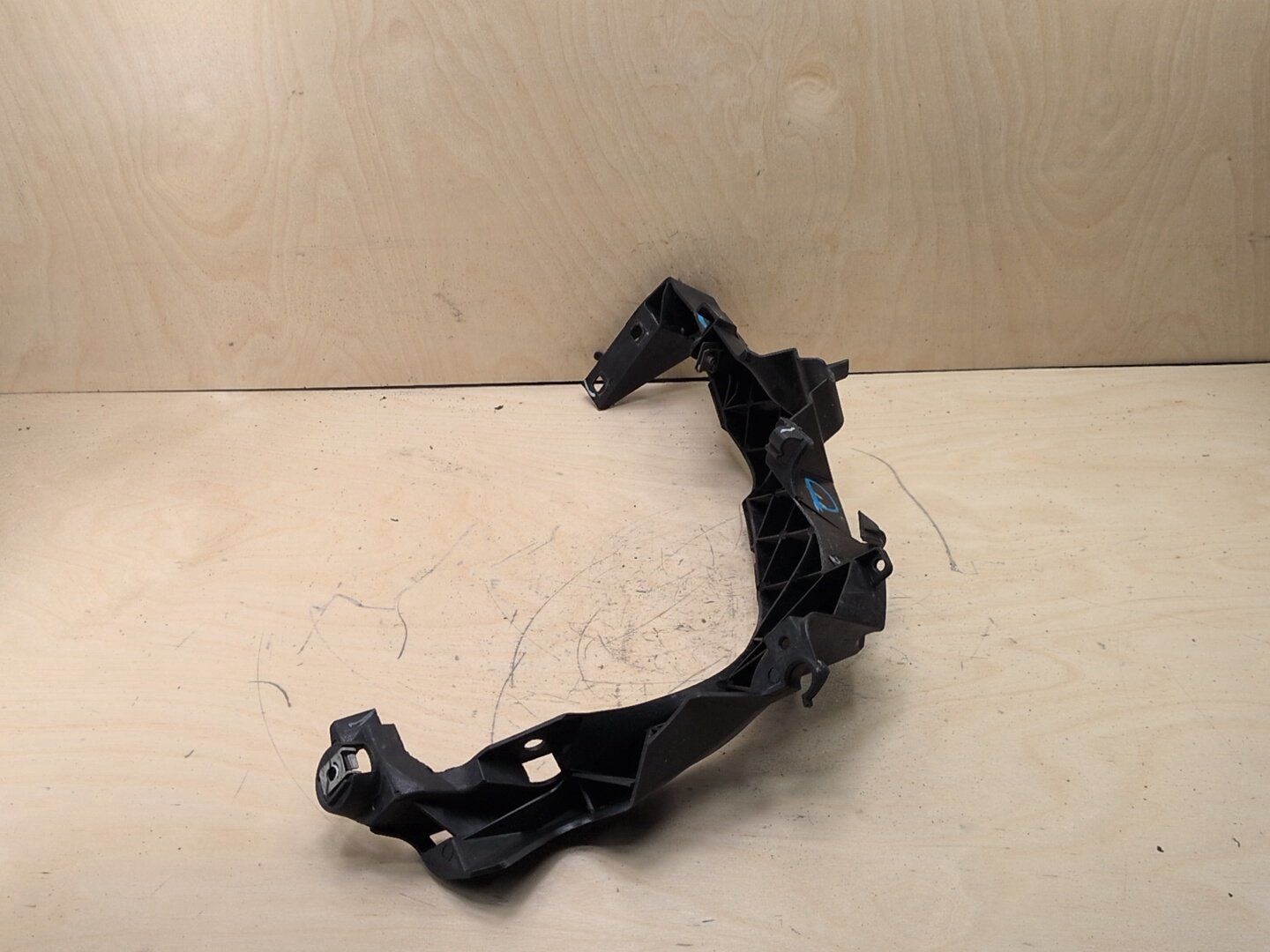 09-11 BMW E90 E91 LCI Front Left Driver Headlight Arm Bracket Mount Plastic