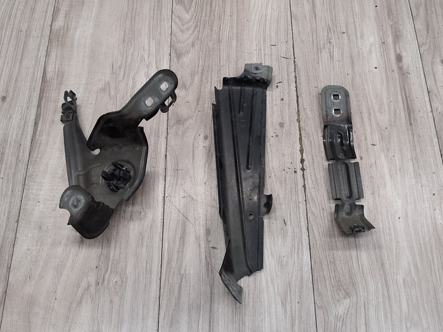 2011 - 2017 BMW X3 F25 Front Right Passenger Fender Brackets SET 7267336 N20B20O0