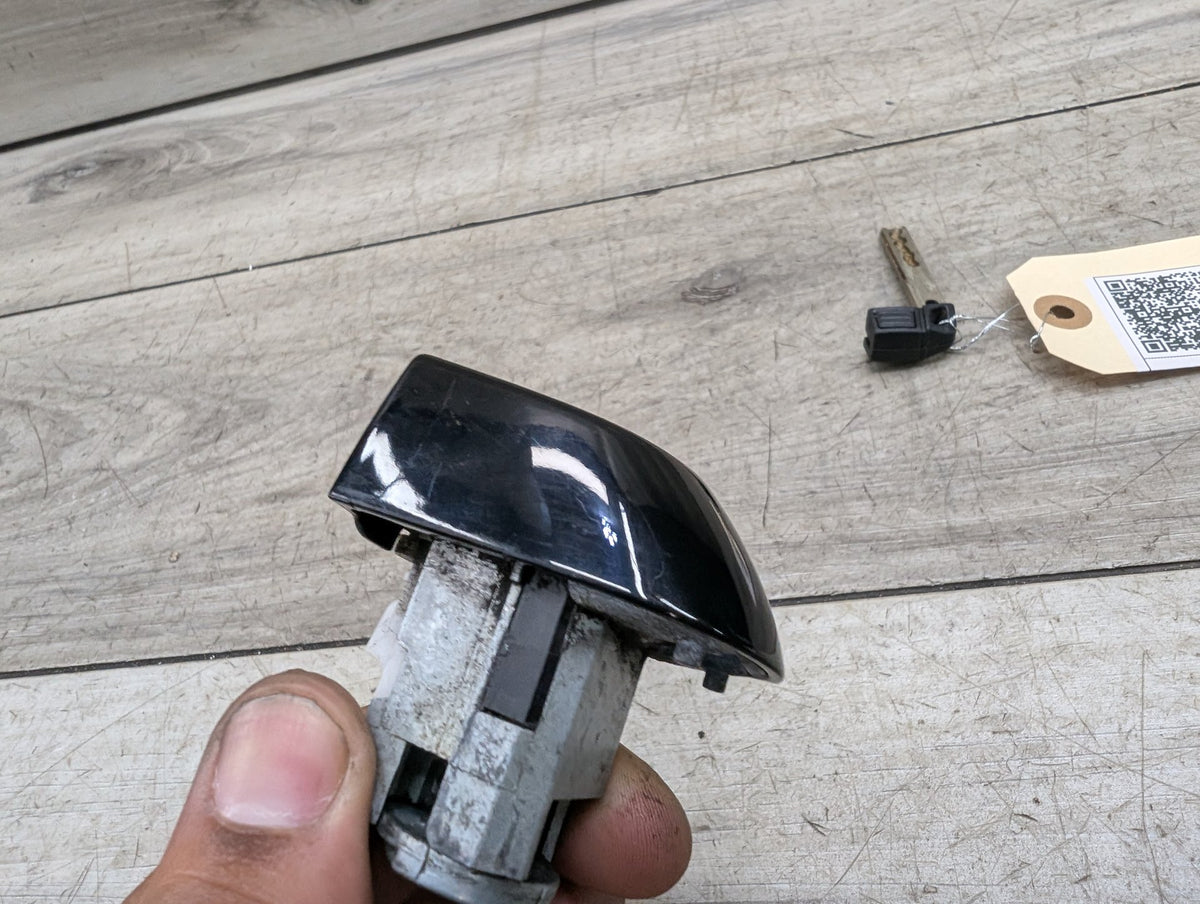 2008-2013 BMW 128i E82 Front Left Driver Key Lock Mechanism w/ Key 7161429 OEM