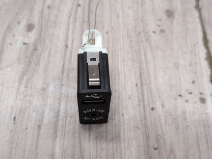 2014 - 2018 BMW X5 F85 AUX / USB Charger Port Socket 9266607 S63B44T2
