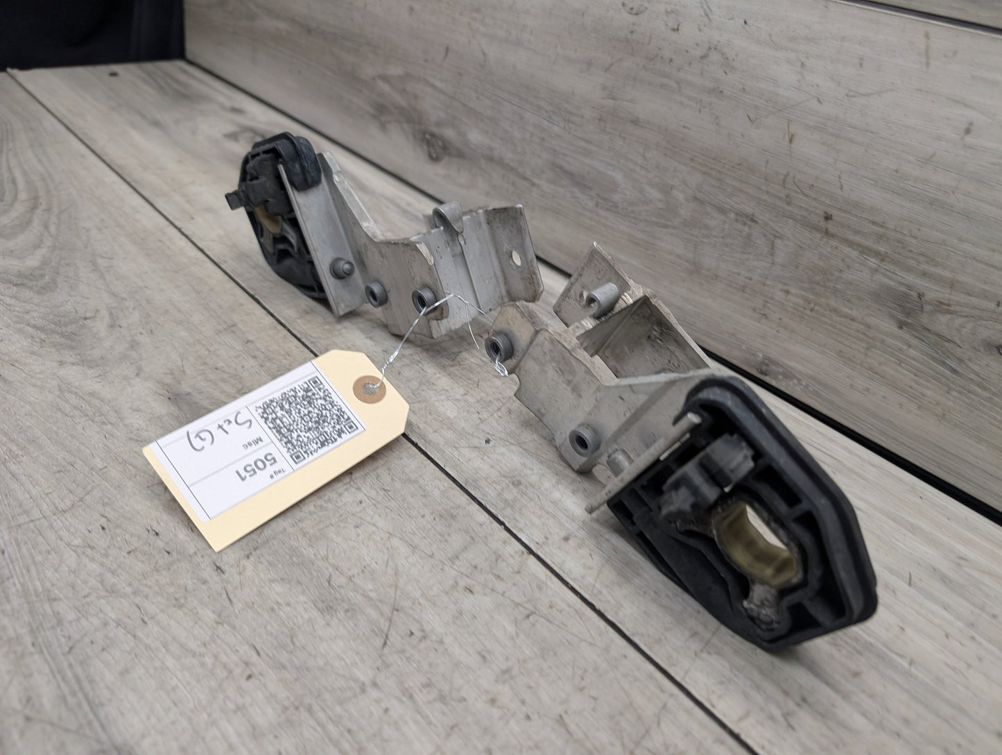 2014 - 2019 BMW 340 F34 Radiator Lower Mounting Brackets SET 8620733 B58B30M0
