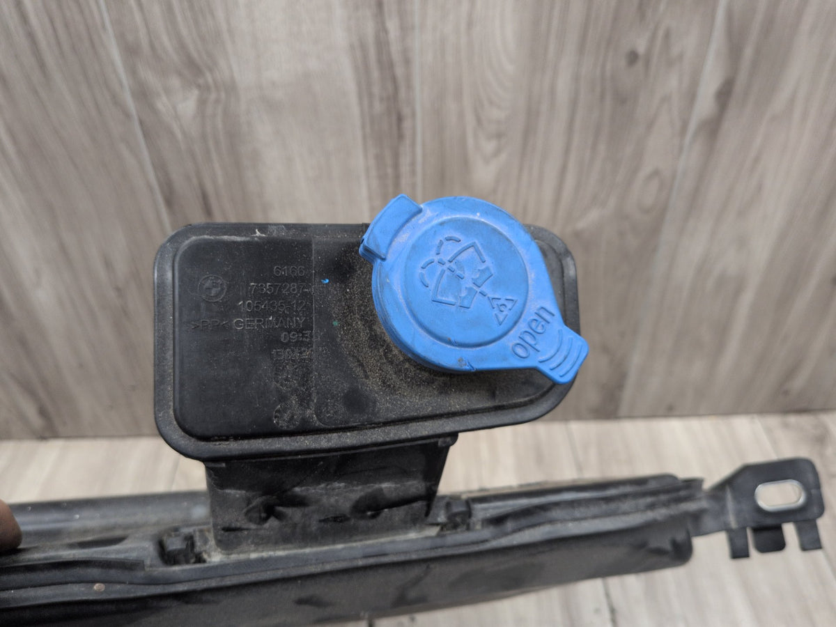 OEM BMW G12 G30 540 M550 750 M760 Windshield Wiper Washer Reservoir Tank Pump