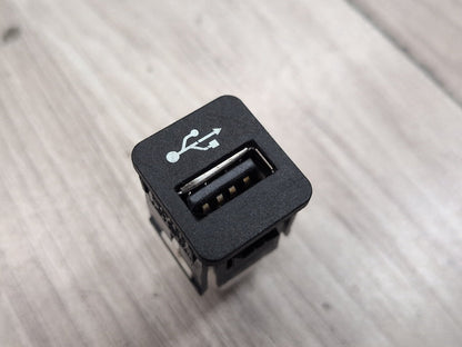 2016-2022 BMW 750i G12 AUX/ USB Charger Port Socket 9229294 OEM