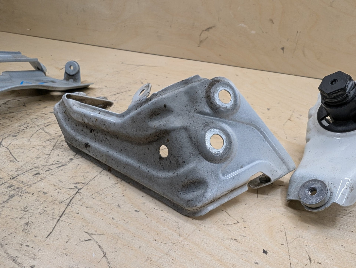 2018-2024 BMW X3 G01 Front Right Passenger Fender Brackets SET 7424678