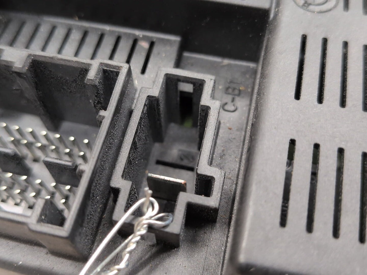 04-10 BMW X3 E83 BCM Fuse Relay Power Junction Distribution Box Module