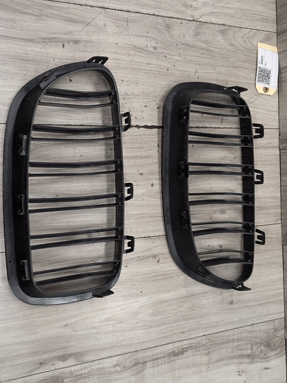 2011 - 2016 BMW 535i F10 Front Left Right Upper Bumper Cover Kidney Grilles SET 7412323 N55B30A