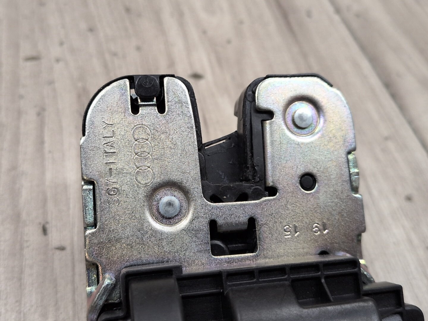 2015-2018 Audi Q3 8U Liftgate Trunk Lid Liftgate Lock Latch Actuator 8R0827505