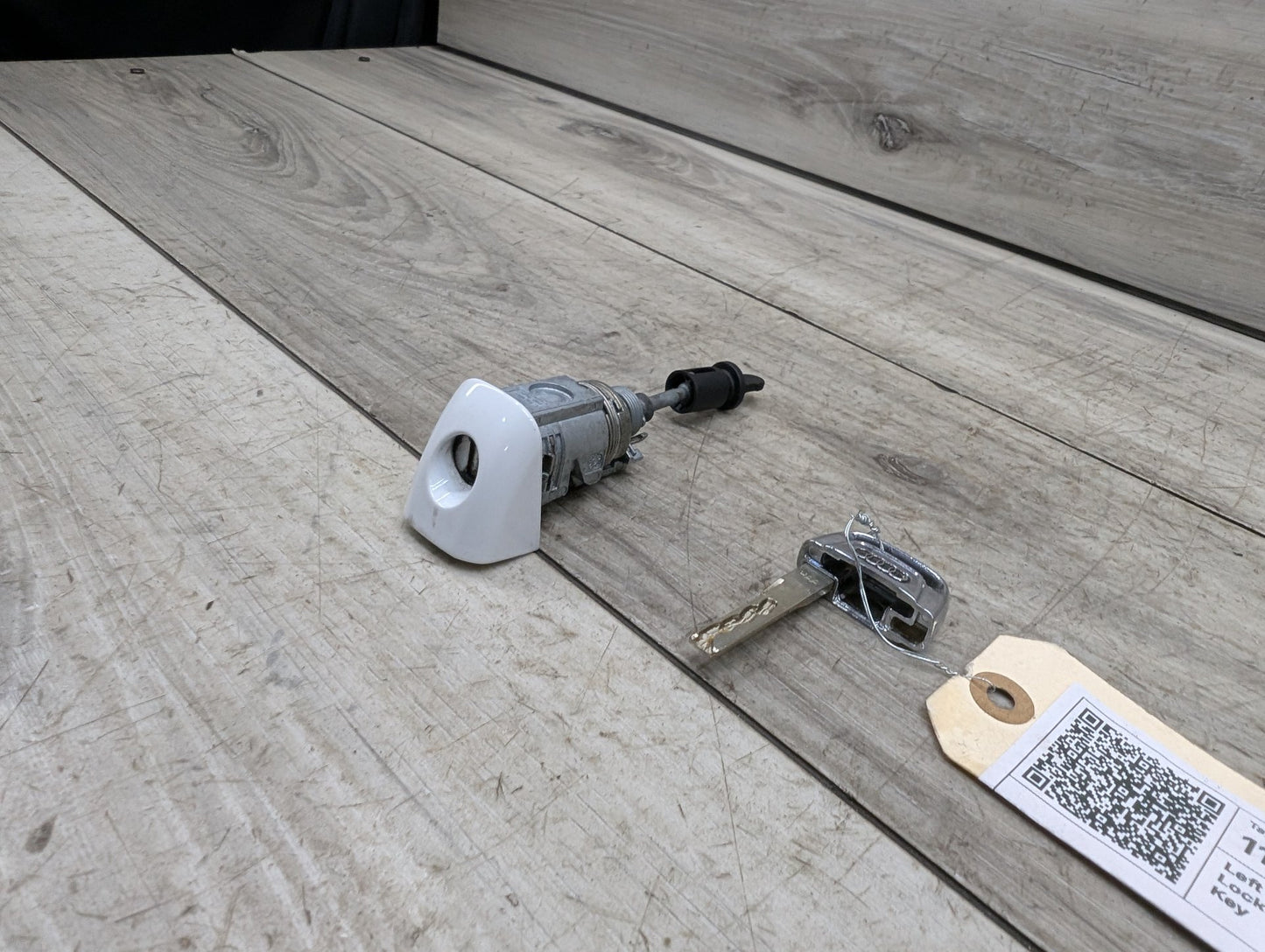 2009 - 2017 Audi Q5 8R Front Left Driver Key Lock Mechanism w/ Key  EA888