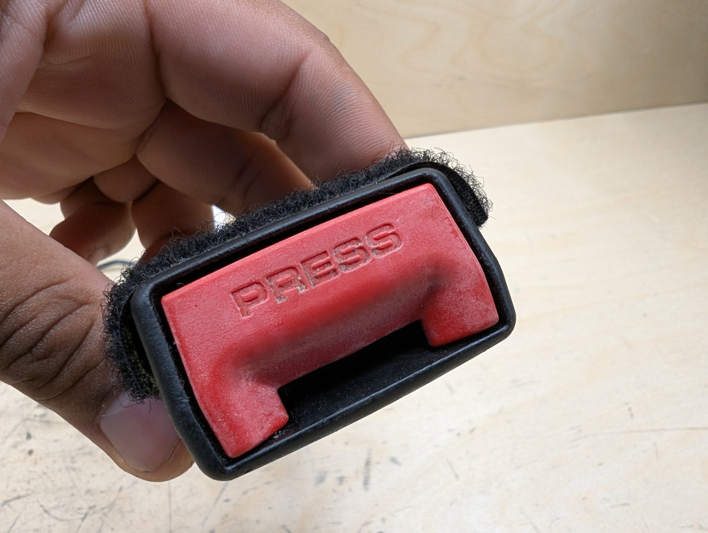 OEM BMW F90 G11 G12 G30 530 540 M550 750 M5 Front Left or Right Seatbelt Buckle