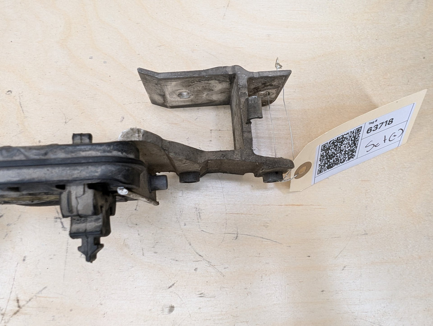 2012-2018 BMW 320i F30 Radiator Lower Mounting Brackets SET 7245796