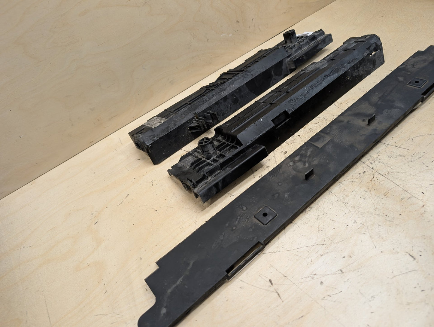 2012-2018 BMW 320i F30 Cooling Radiator Brackets SET 7600537
