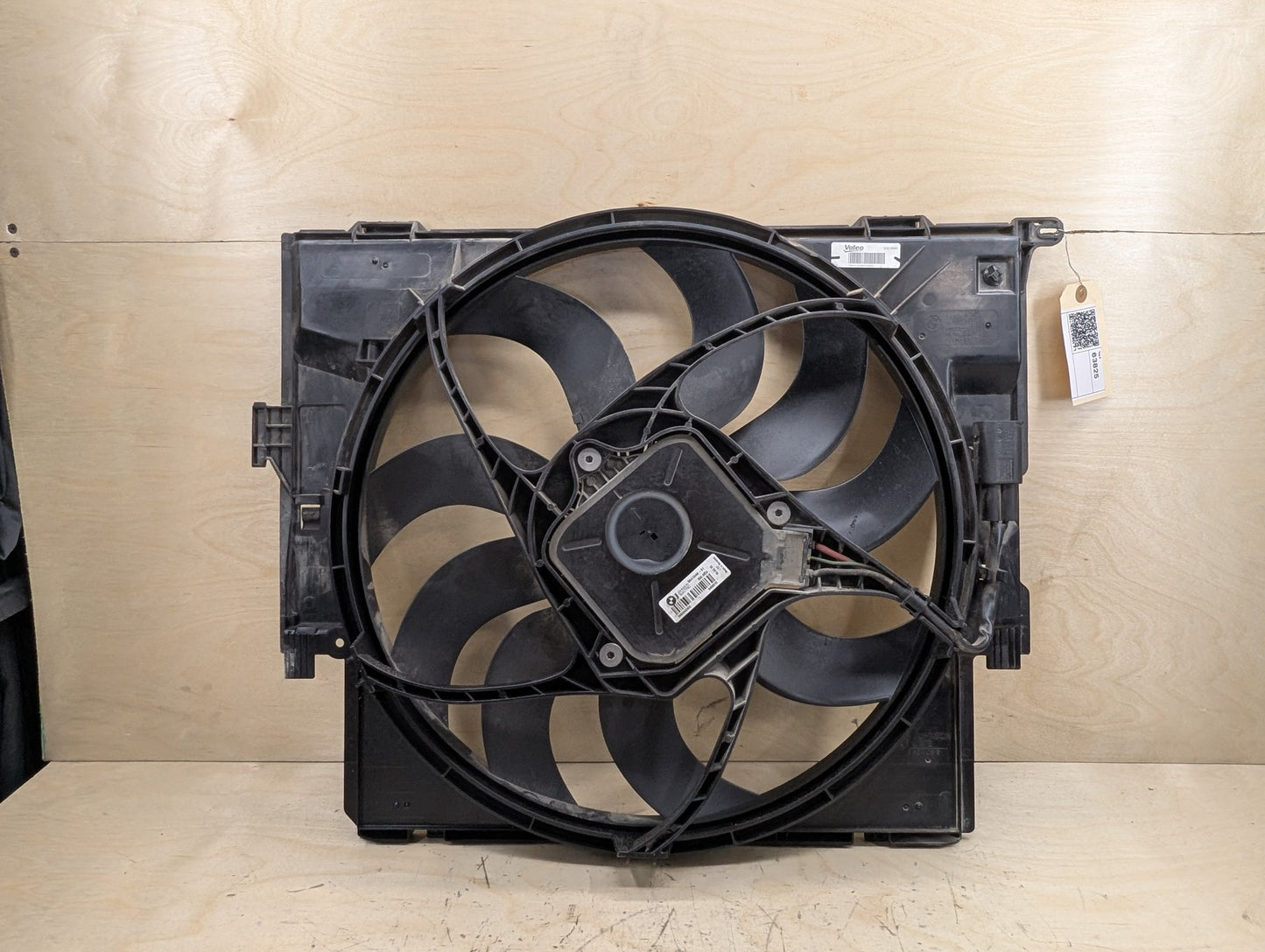 2012-2018 BMW 320i F30 Radiator Fan Shroud Housing w/ Motor 8641963