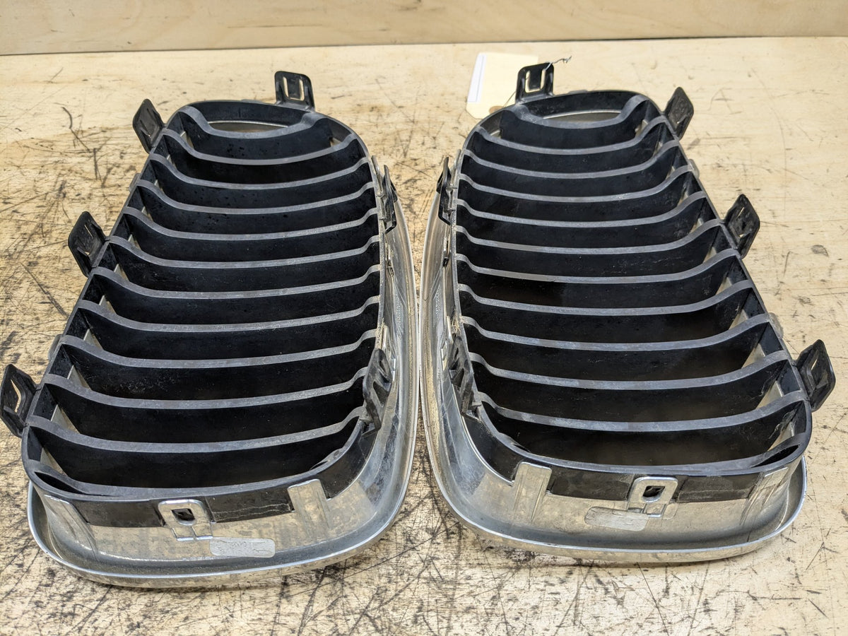 2008-2013 BMW 135i E88 Front Upper Bumper Cover Kidney Grilles SET 7179655 OEM