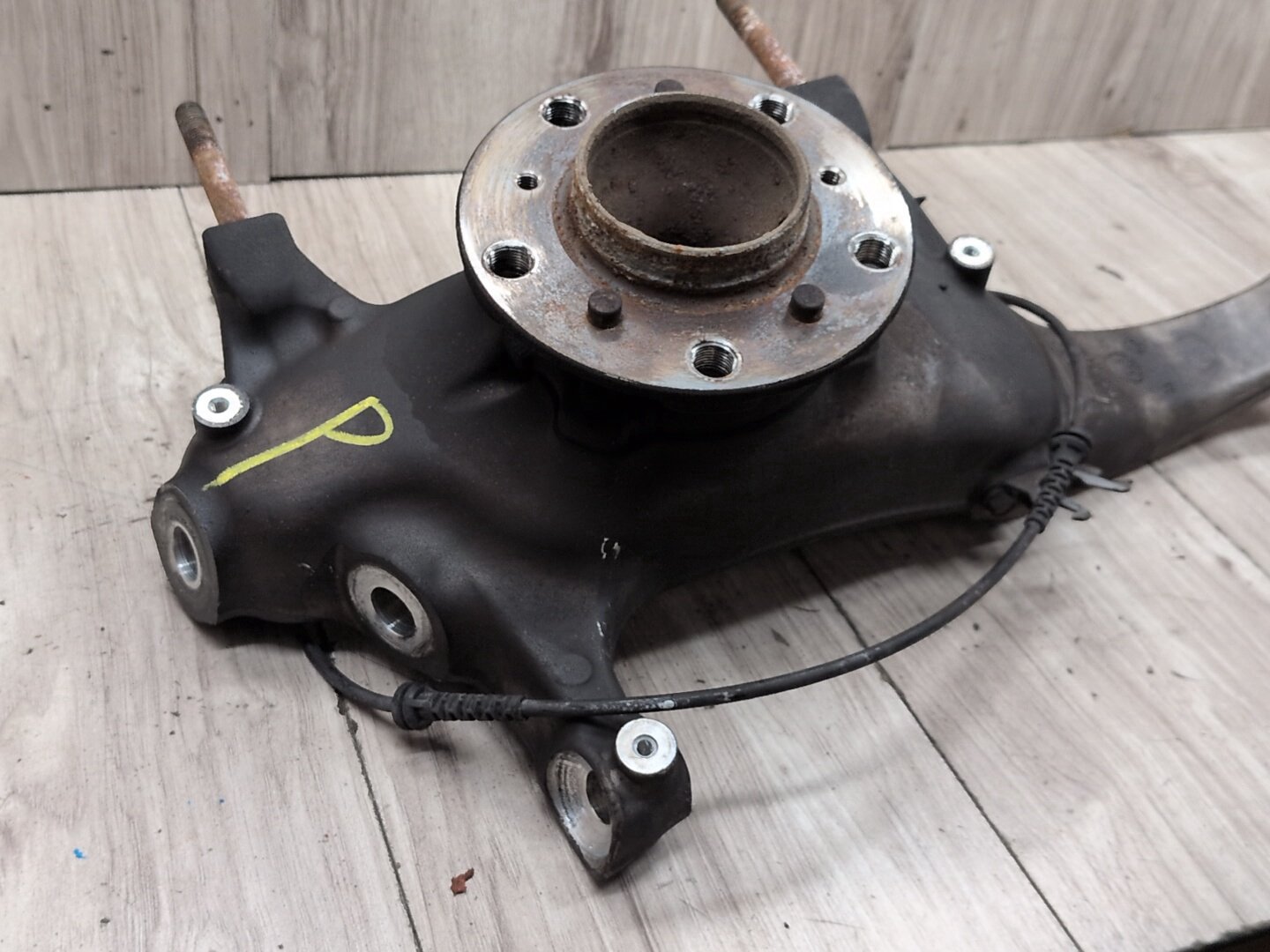 2012-2018 BMW M6 F06 Front Right Passenger Spindle Knuckle w/ Bearing 2284054