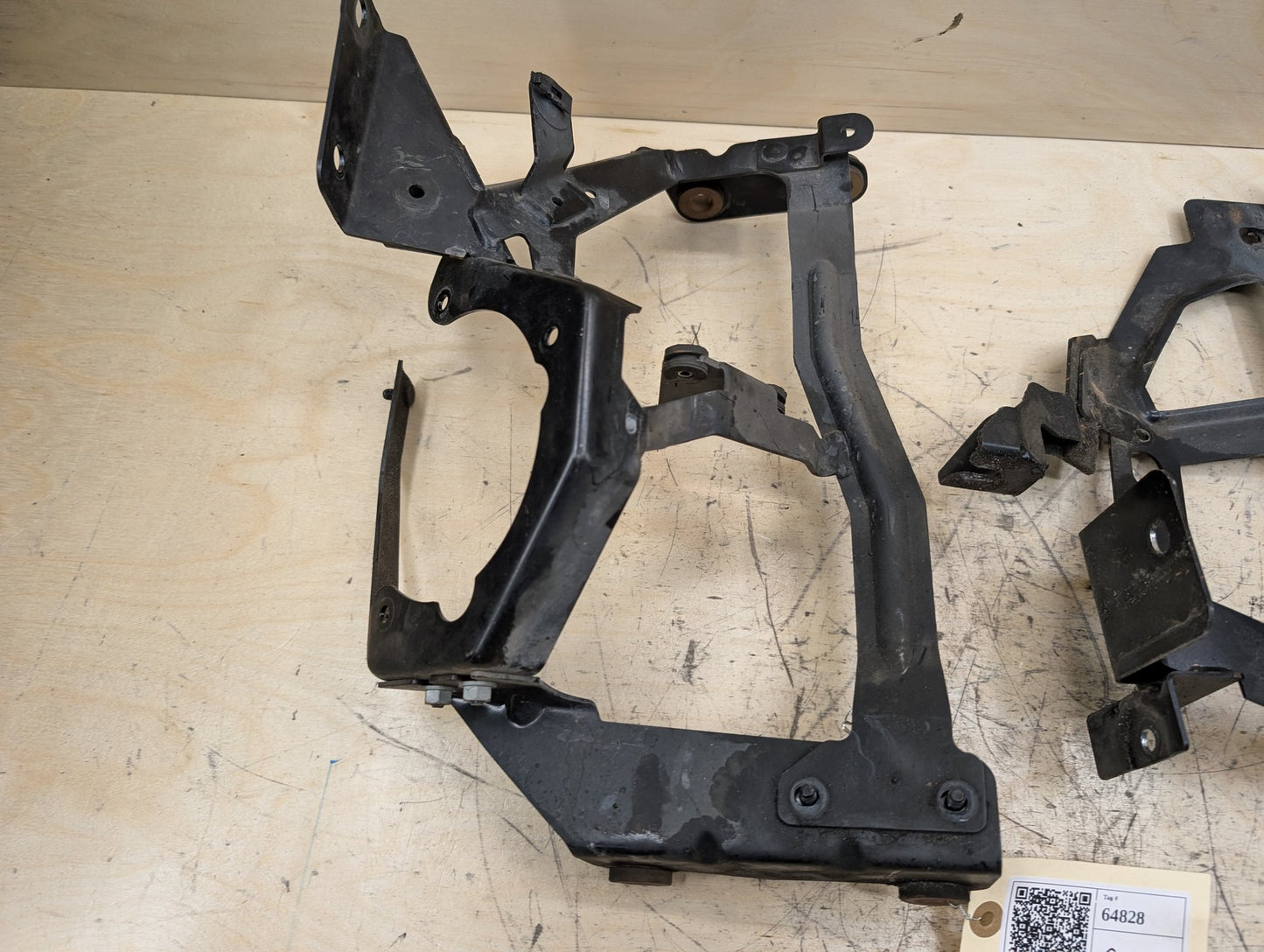 2011-2017 Audi RS5 8T Radiator Lower Mounting Brackets SET 8K0121259 OEM