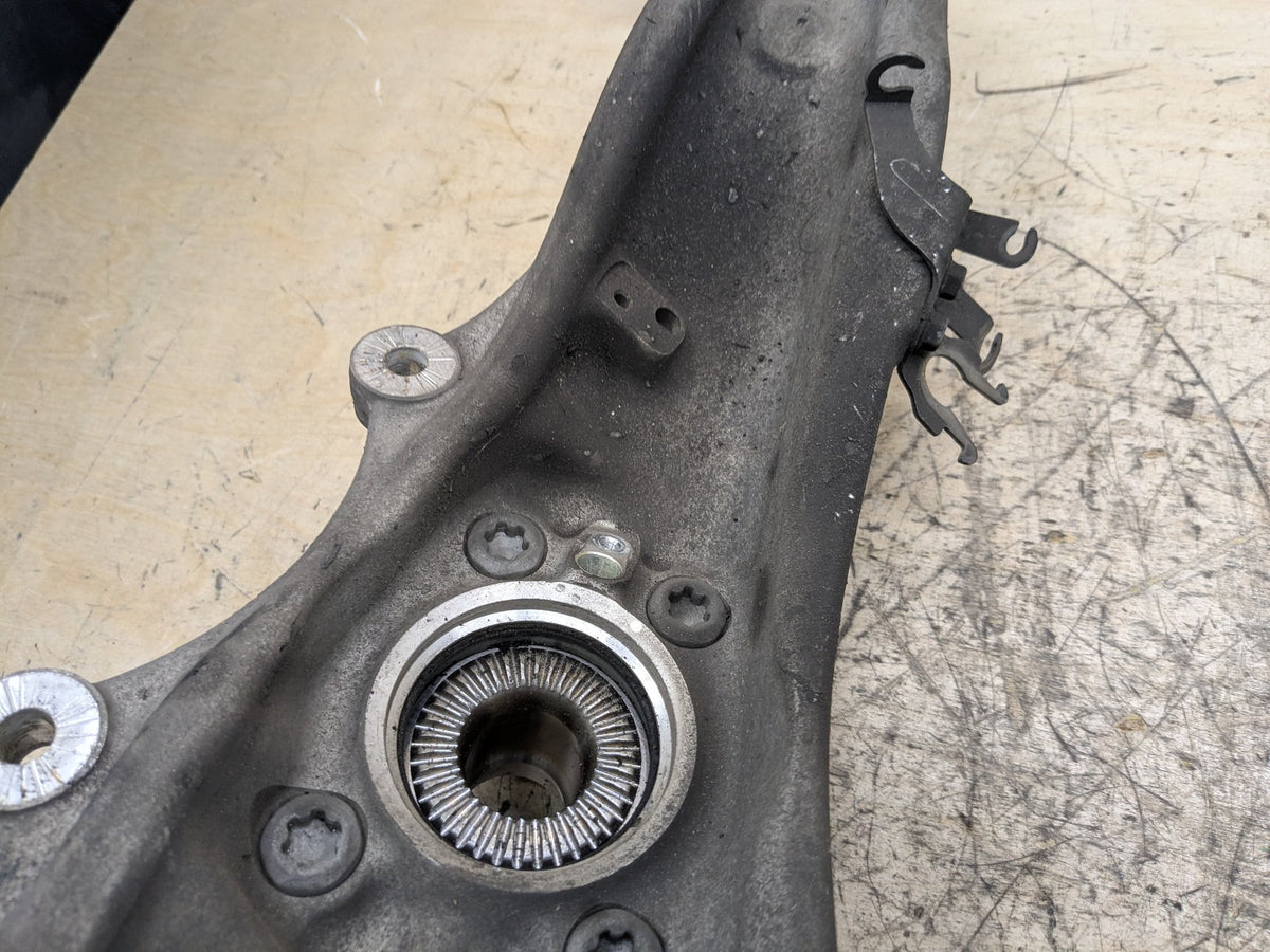 2018-2023 BMW M550i G30 AWD Front Left Driver Spindle Knuckle w/ Bearing 6884385