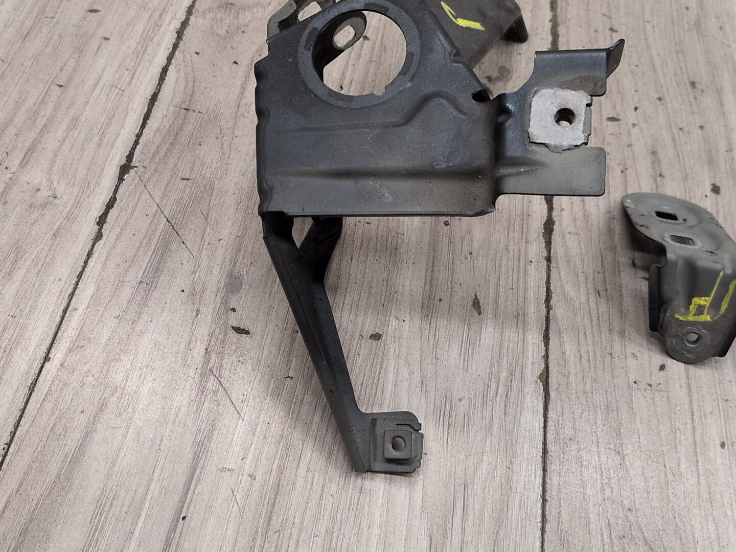 2012-2018 BMW M6 F06 Front Right Passenger Fender Brackets SET 7230584