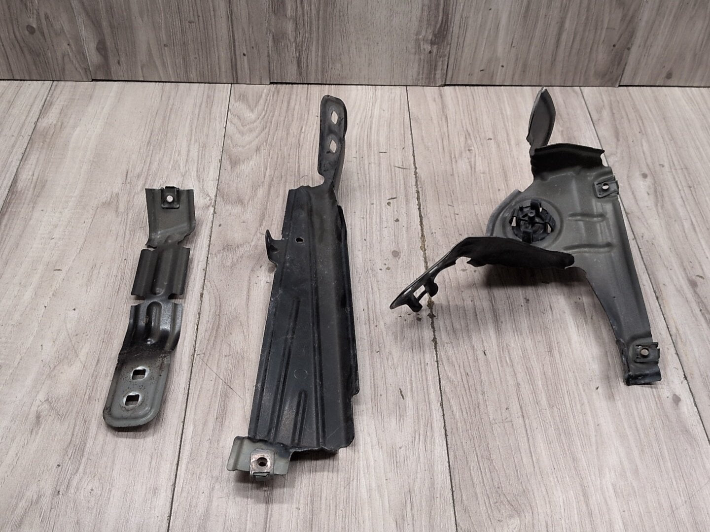 2011 - 2017 BMW X3 F25 Front Right Passenger Fender Brackets SET 7267336 N20B20O0