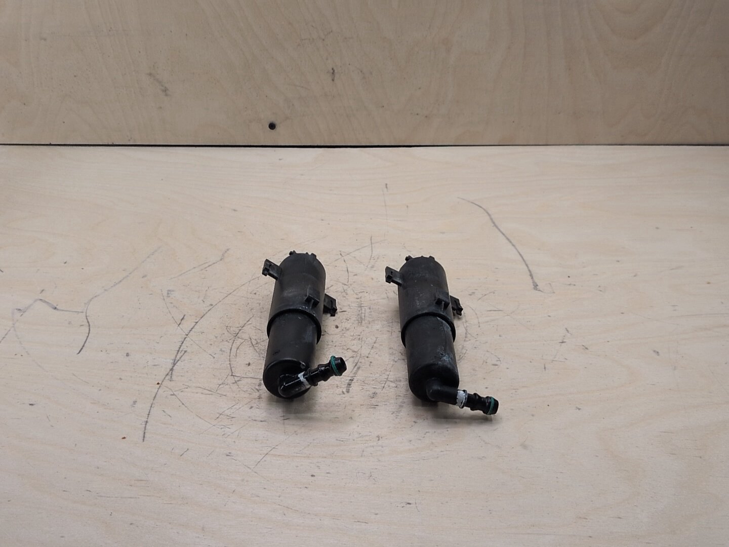 OEM BMW E90 E92 E93 328 335 Front Left Right Headlight Washer Spray Nozzle Jet