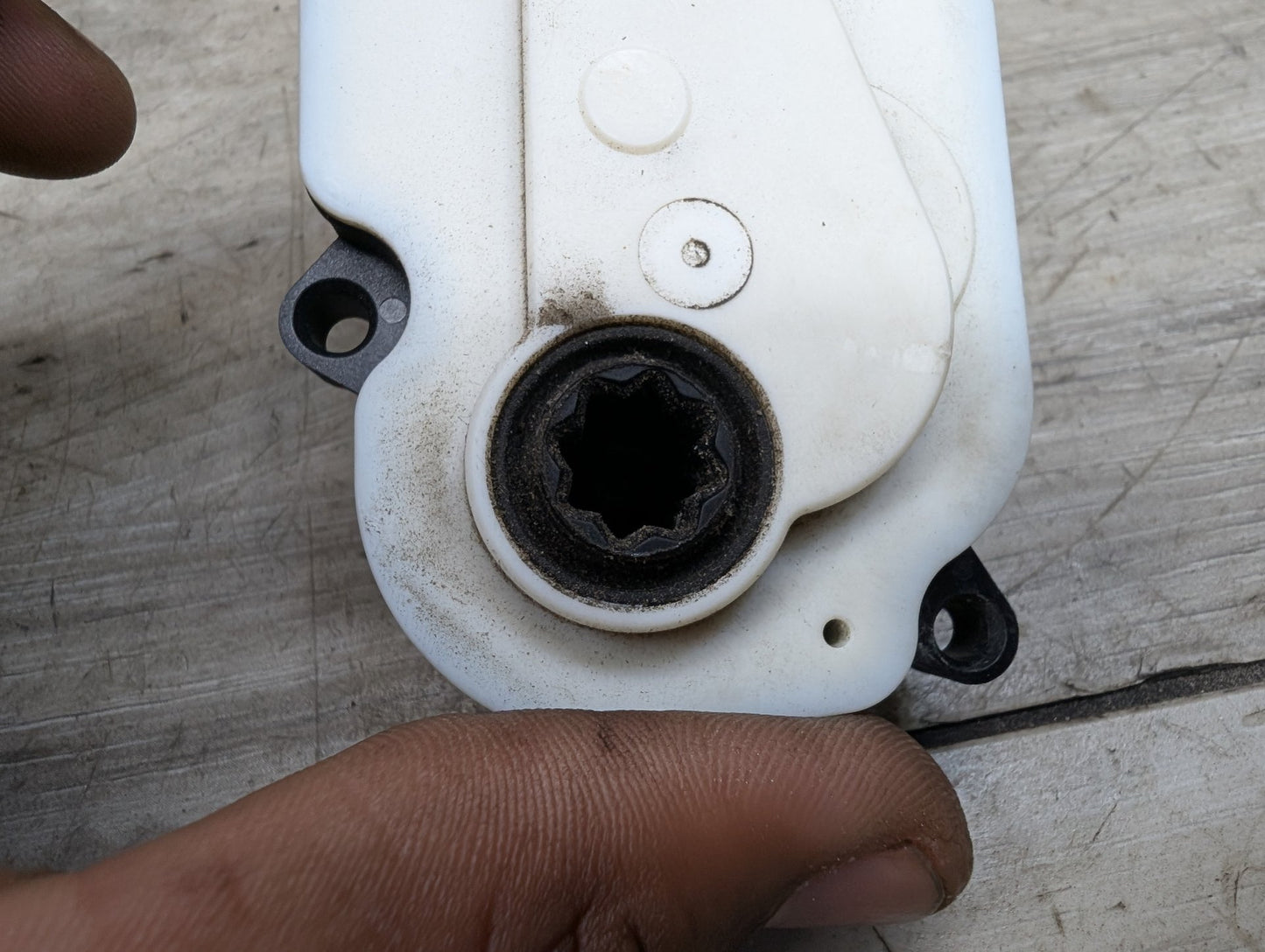 2011 - 2016 BMW 528i F10 Front Bumper Radiator Air Flap Shutter Motor Actuator 7193168 N20B20O0
